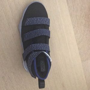 Nike little boys hi top sneaker size 13C